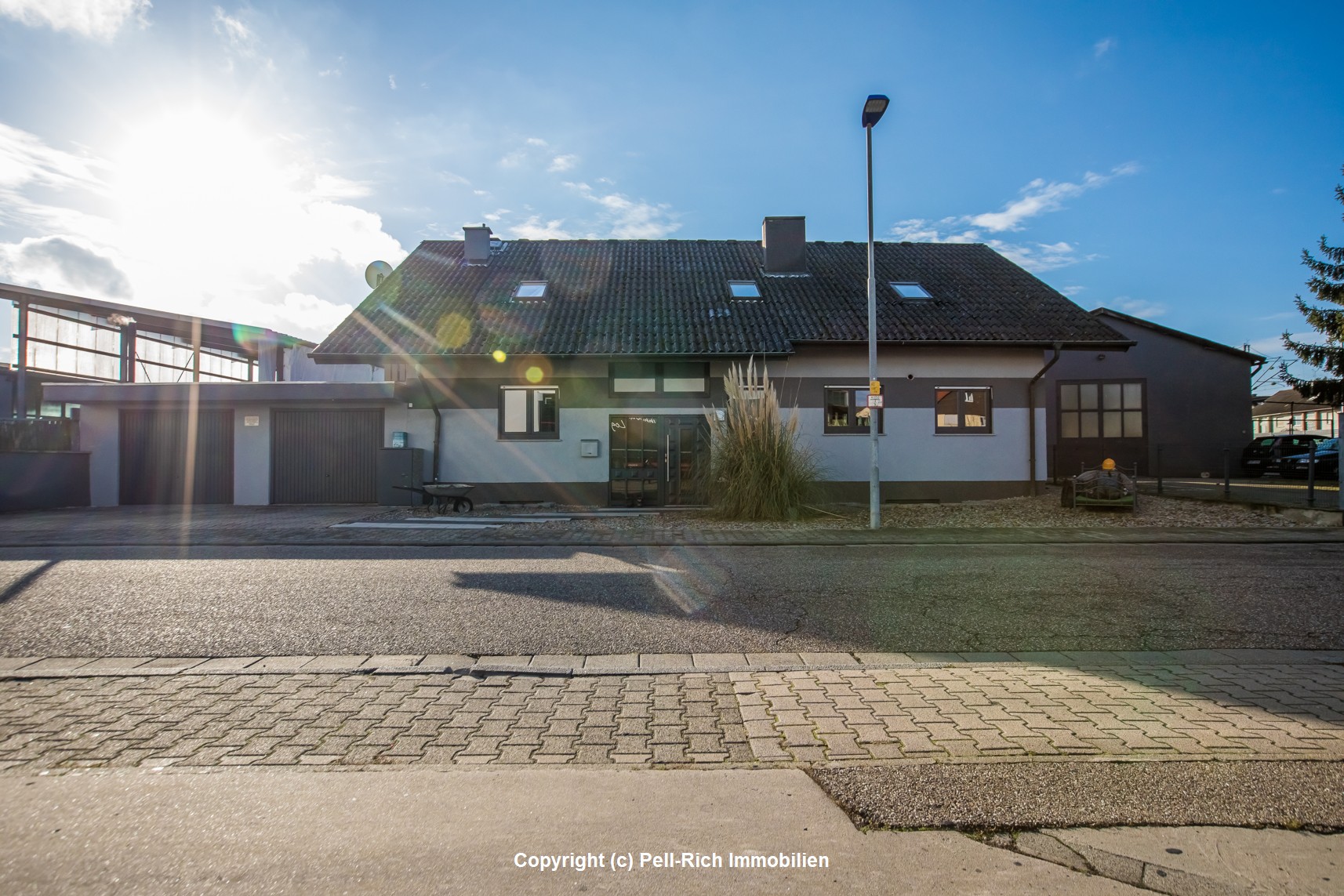 GROß IM GESCHÄFT: Mehrfamilienhaus mit zwei Hallen und großzügigem Grundstück in Durmersheim