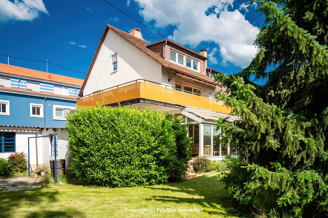 BLICK INS GRÜNE: Bezugsfreies Mehrfamilienhaus mit großzügigem Garten und drei Garagen in Durlach