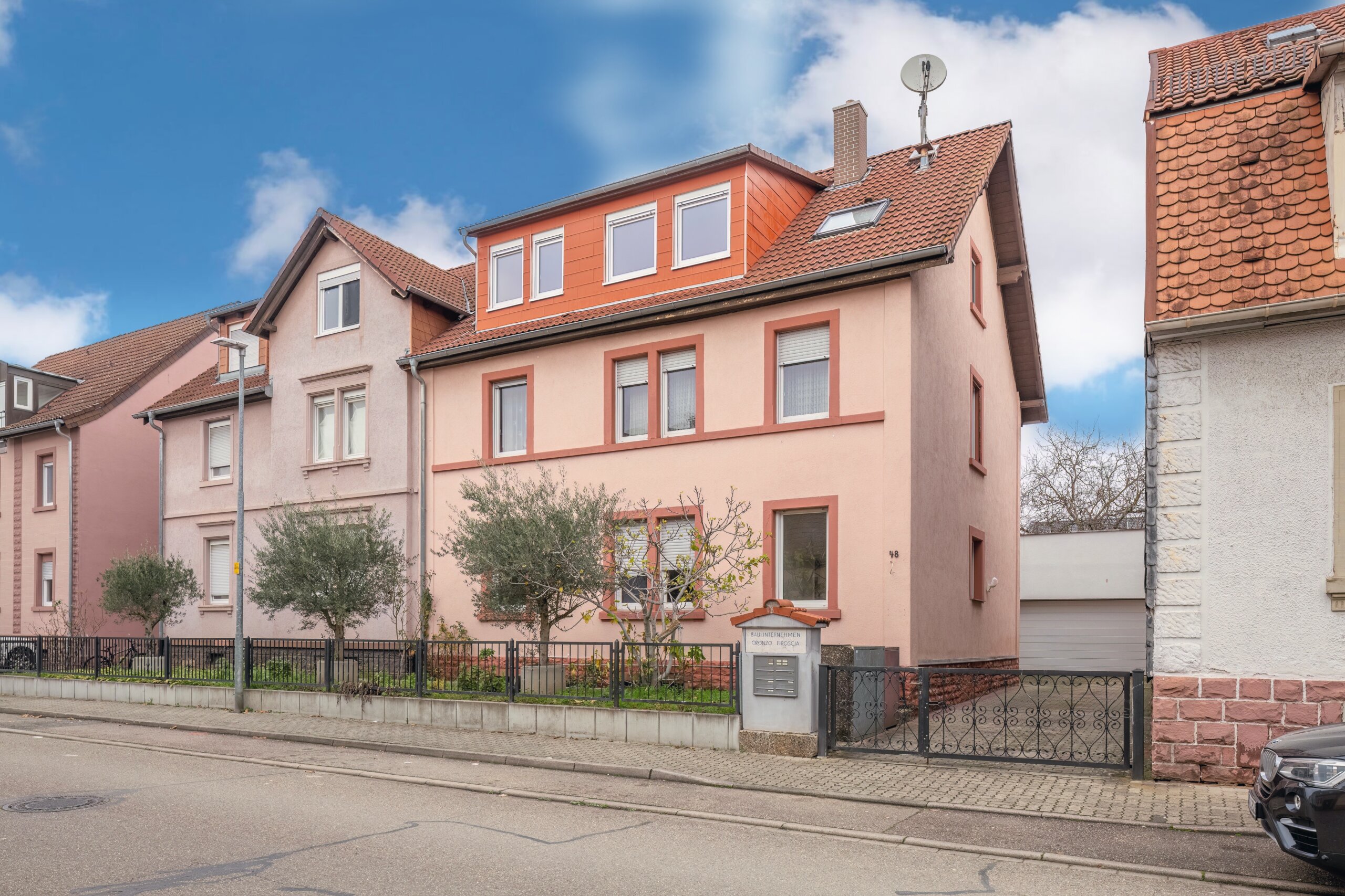 REFUGIUM: Teilrenoviertes Mehrfamilienhaus mit großem Grundstück im Ortskern von Blankenloch