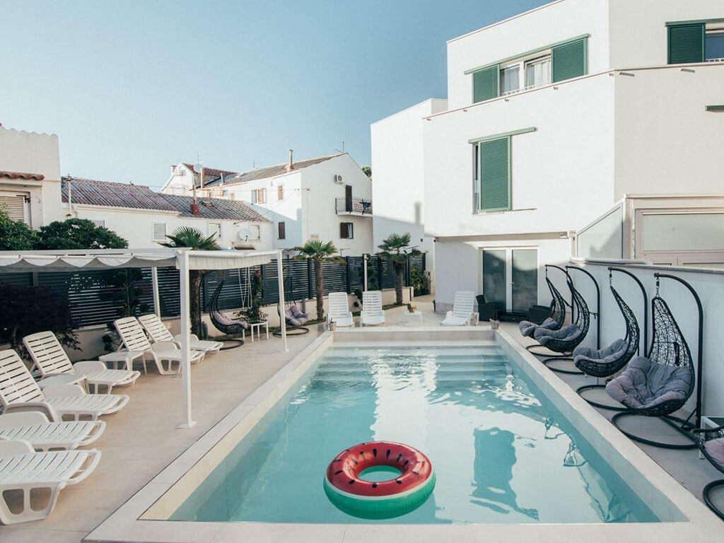 SOMMERLIEBE – Drei-Sterne-Hotel auf zwei Etagen in Novalja, Kroatien zum Verkauf