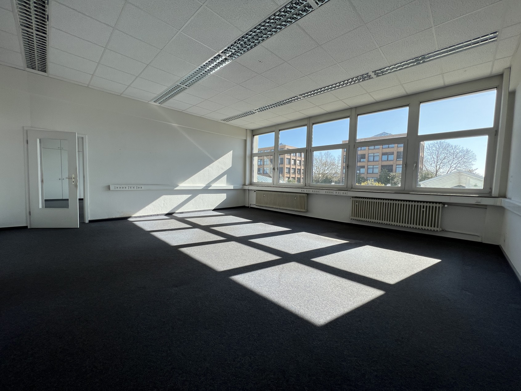 GROßDENKER: bezugsfreie und nach eigenen Wünschen gestaltbare Büroetage im Industriepark Ettlingen