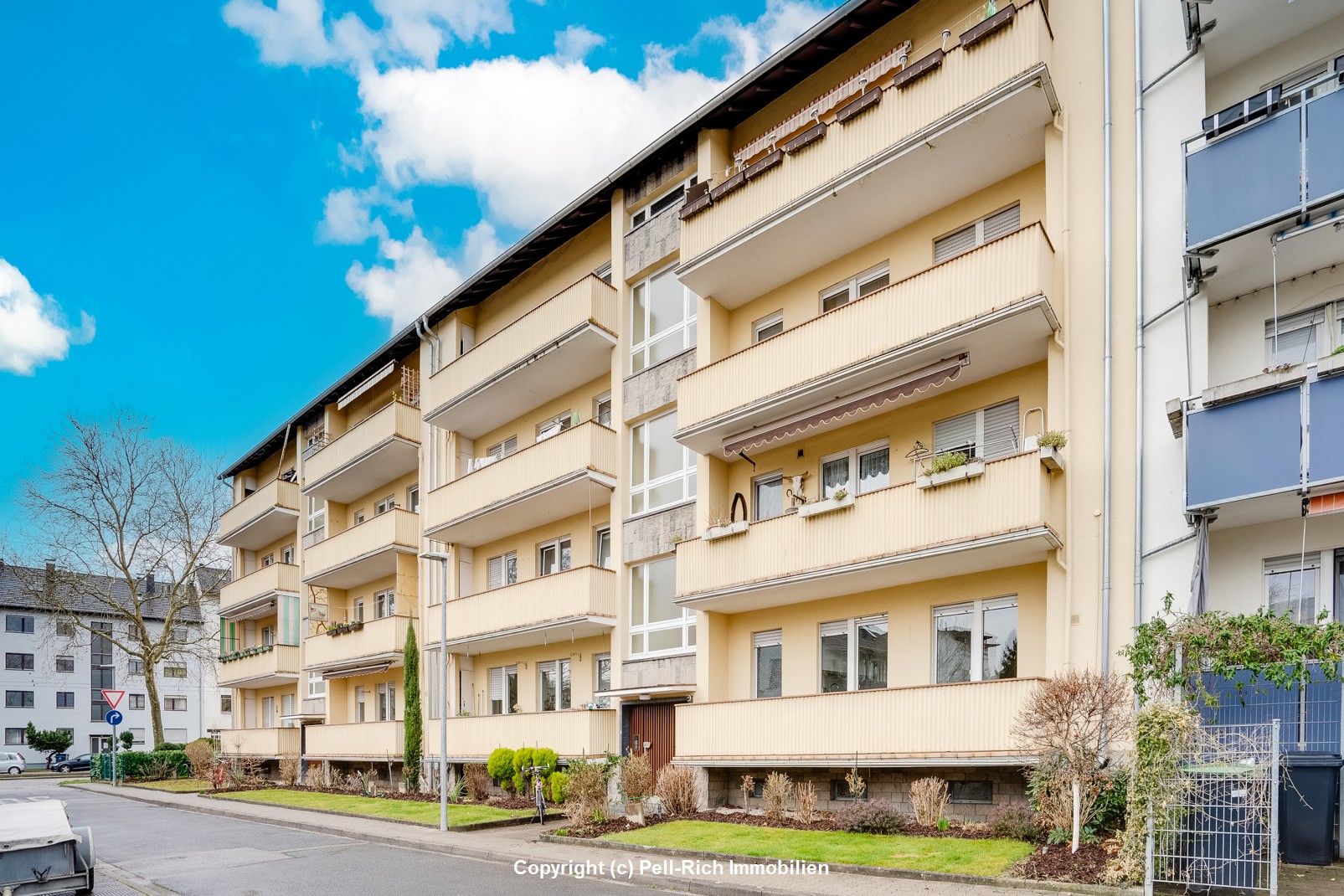 SONNENPLATZ: Vollmöbilierte 3-Zimmerwohnung mit zwei Balkonen und schönem Ausblick