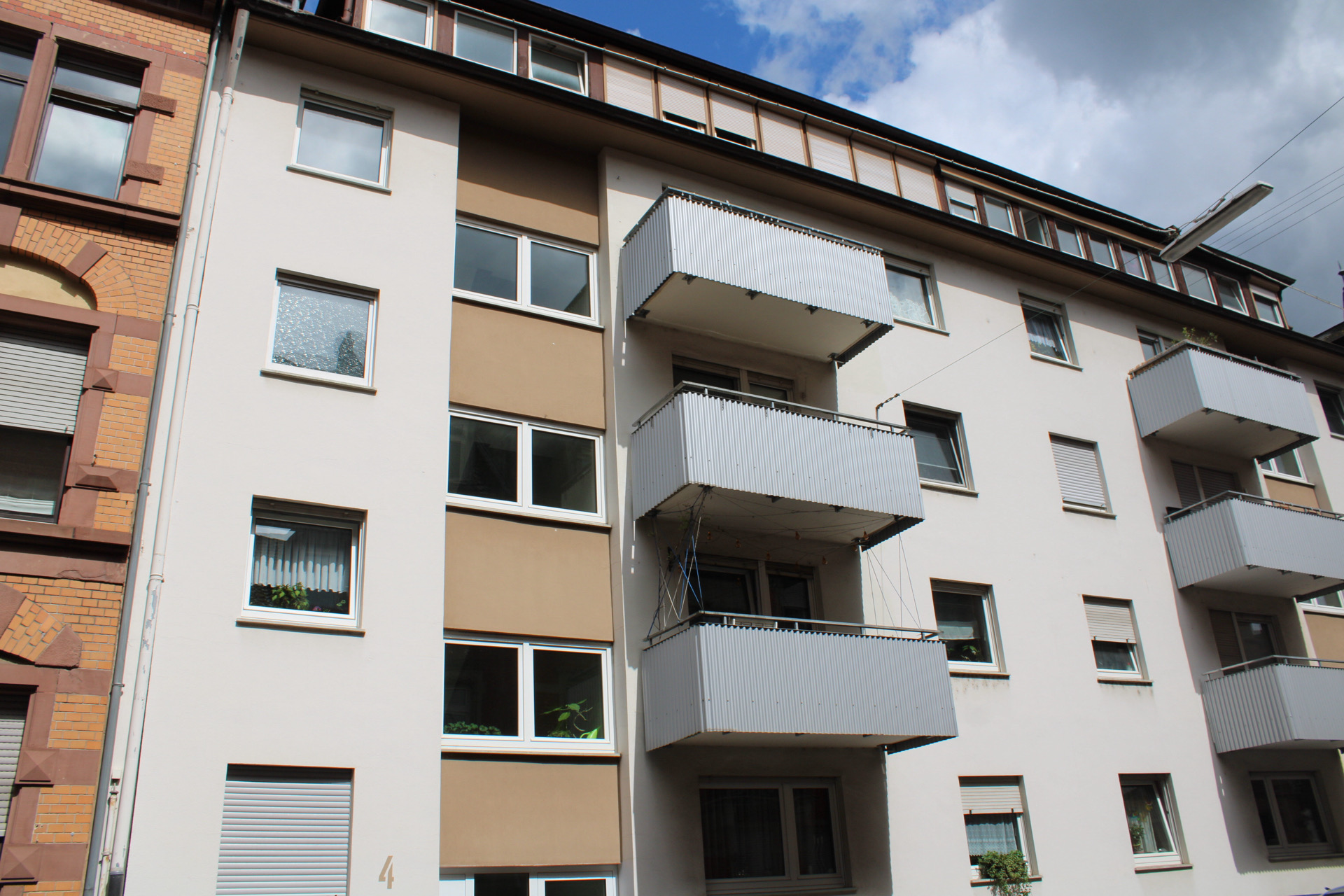 WOHNKOMFORT: Teilmöblierte 2-Zimmerwohnung mit Einbauküche und Balkon in Durlach