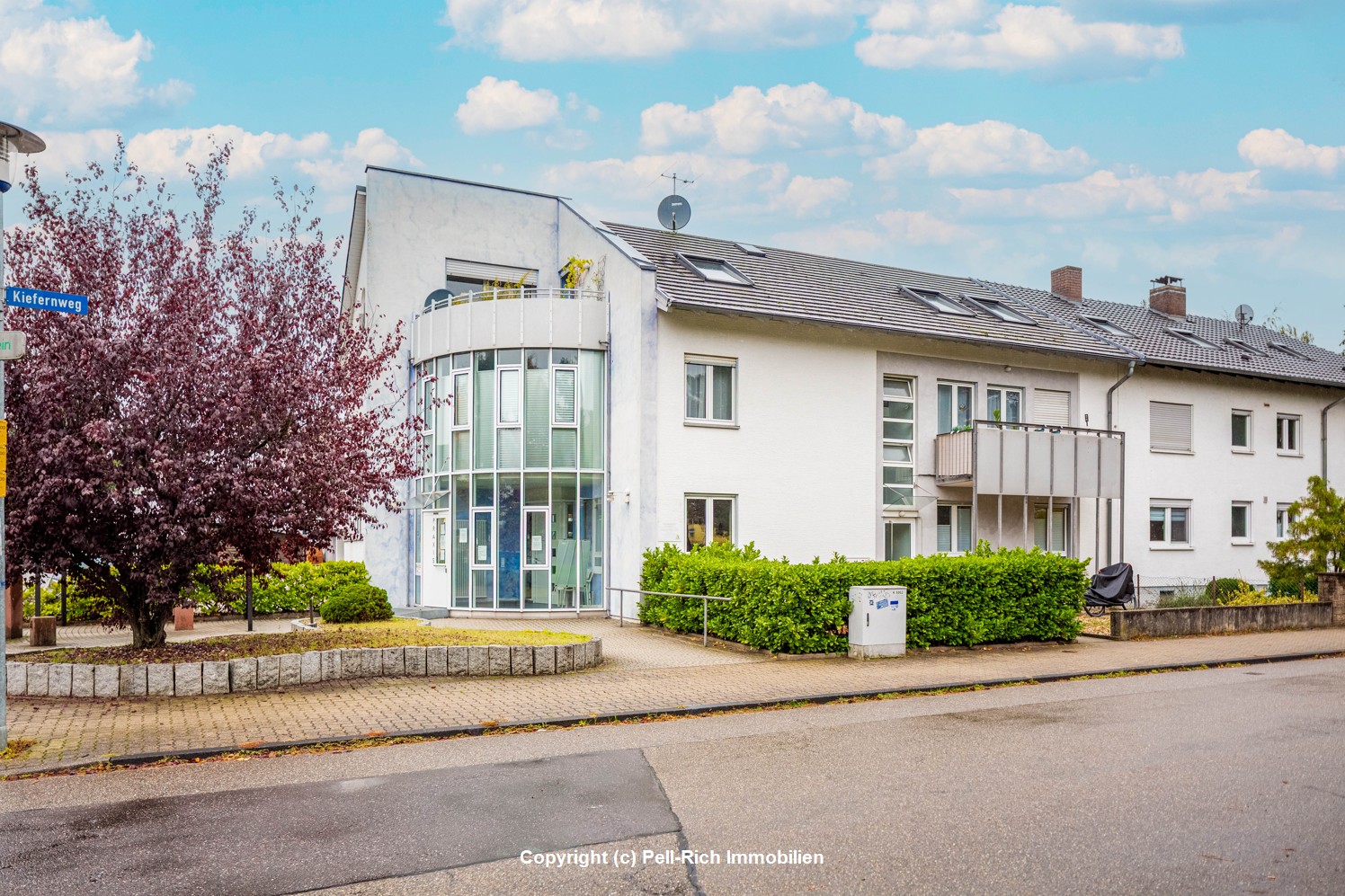 WOHNFREUDE: Attraktive 4-Zimmer-Dachgeschosswohnung mit Balkon und Außenstellplatz zur Miete!
