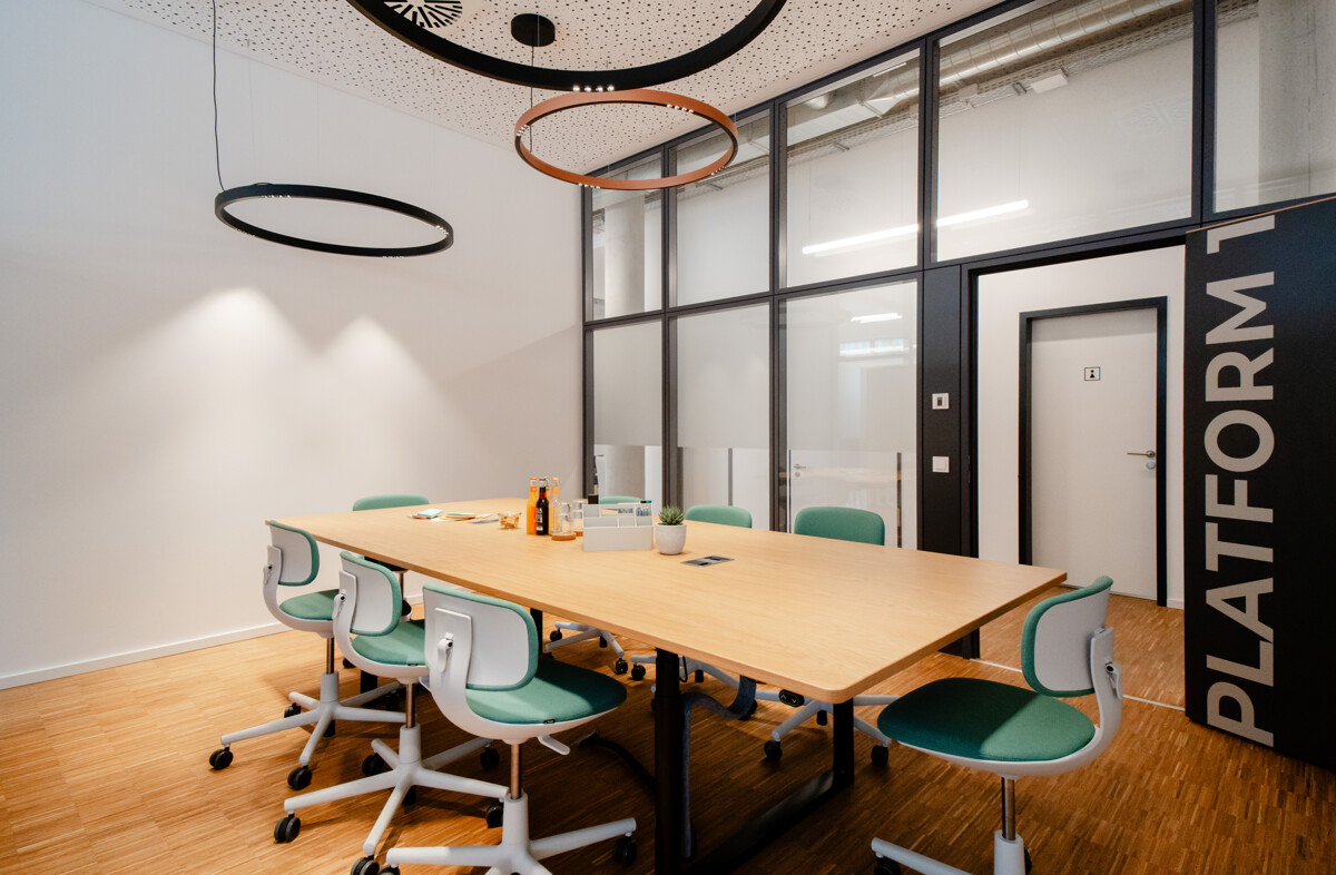 ARBEITEN MIT KOMFORT: Möblierte Arbeitsplätze im modernen Open-Space-Büro zentral in Karlsruhe