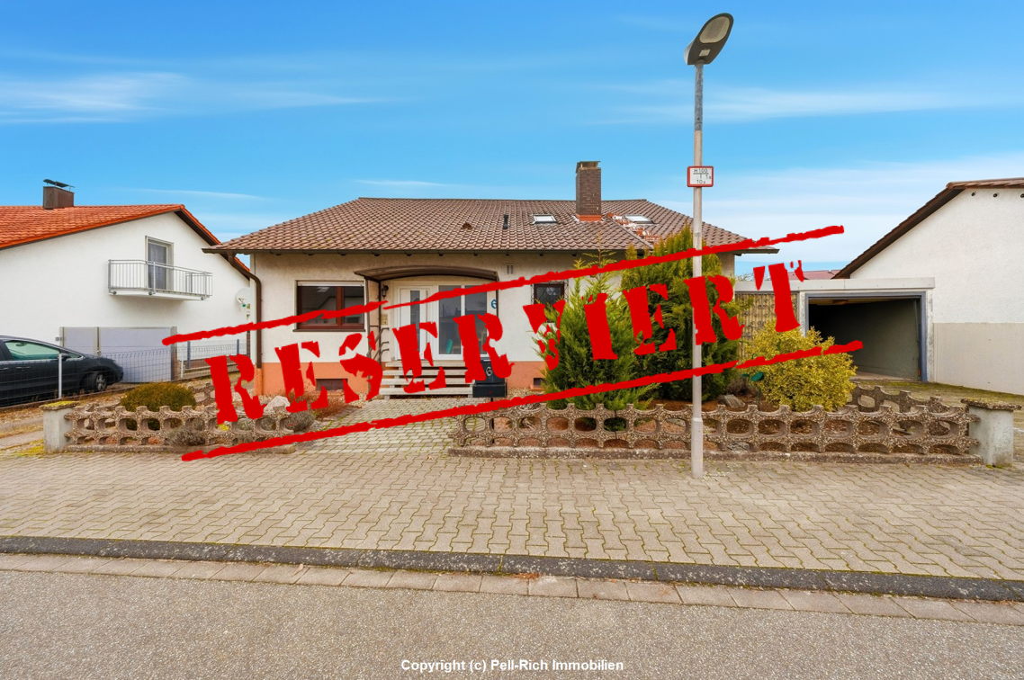 -derzeit reserviert- FAMILIENTRAUM: Großzügiges Einfamilienhaus mit großem Garten und zwei Garagen in Hochstetten