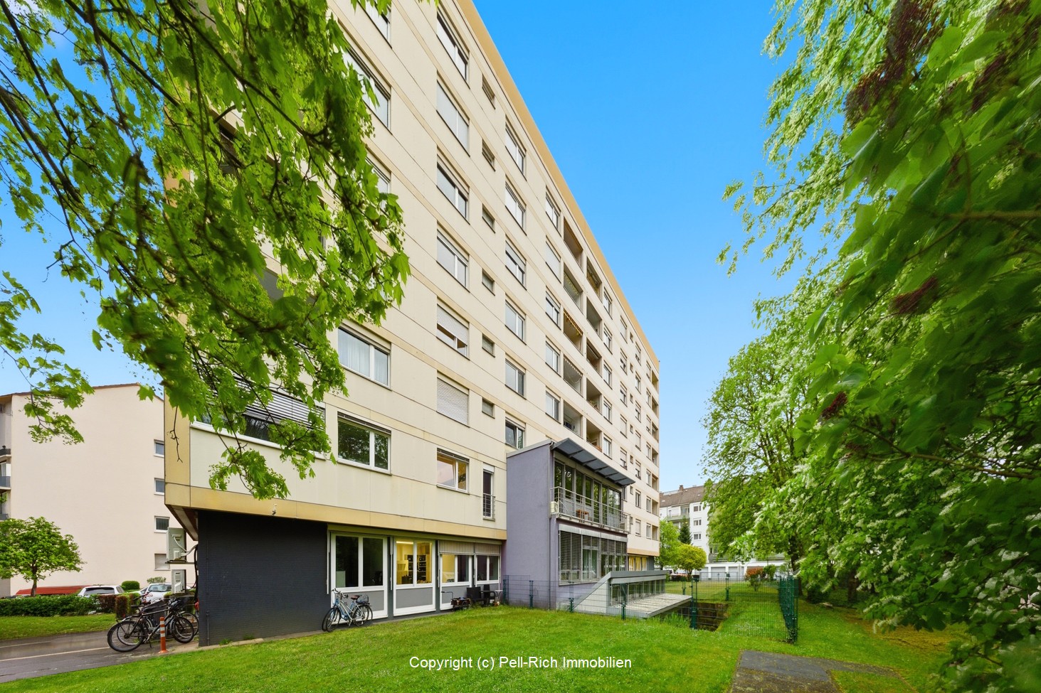 ÜBERFLIEGER: Bezugsfreie Eigentumswohnung mit 2 Loggien und Garage in Karlsruher Südweststadt