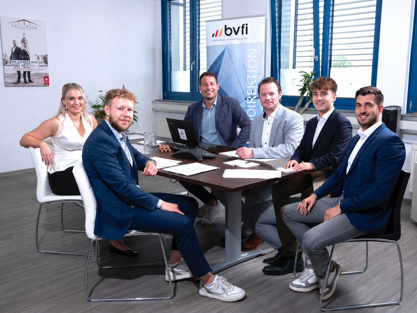 Das Team von Pell-Rich Immobilien im Büro in Karlsruhe-Neureut am Besprechungstisch