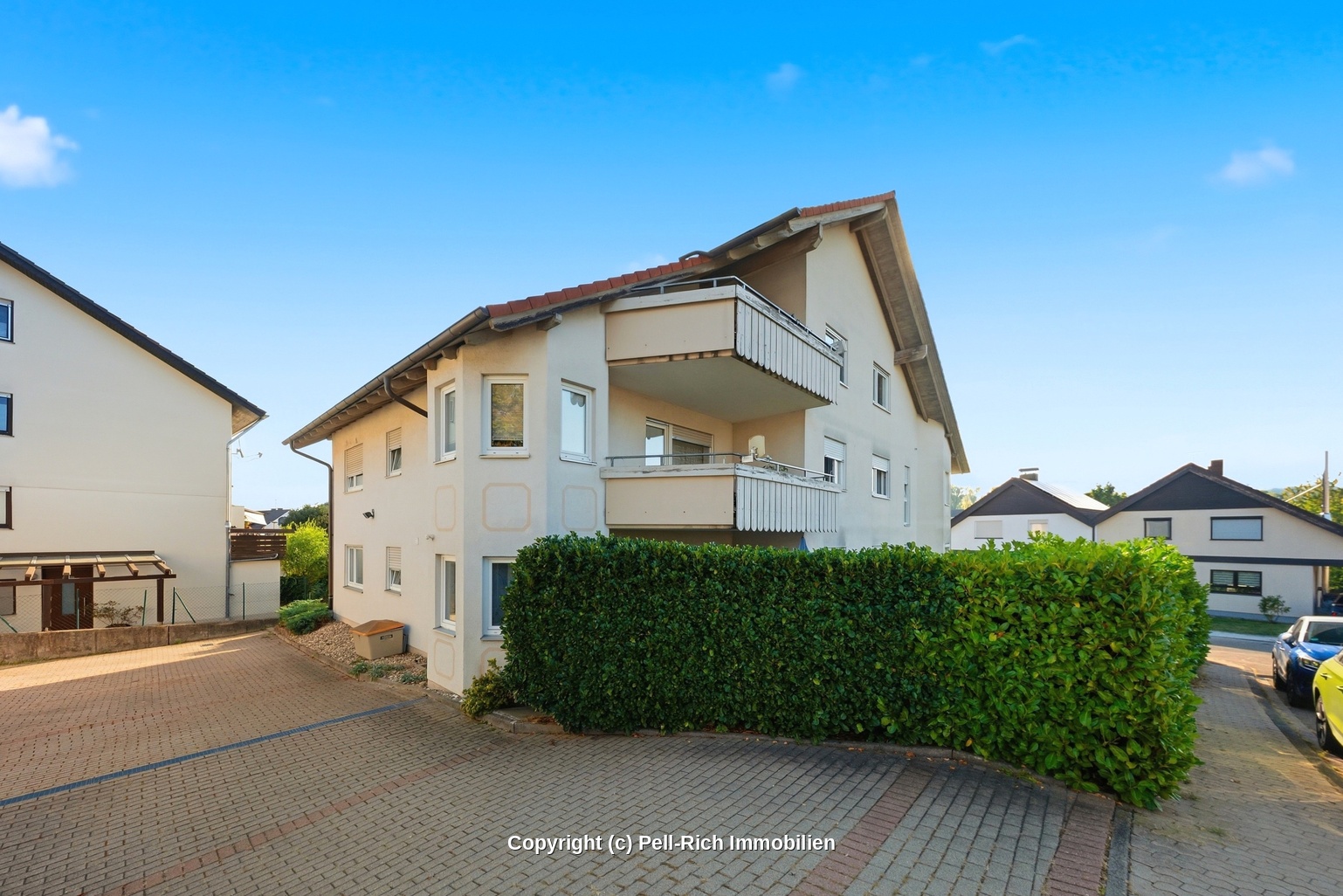 TERRASSENGLÜCK: Helle und renovierte 2,5-Zimmer-Wohnung in Keltern-Weiler mit Terrasse & Garage