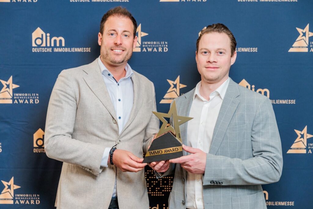 Michael Pellinghoff und Thomas Gierich mit dem Immobilien-Dienstleister-Award der Deutschen Immobilienmesse 2023