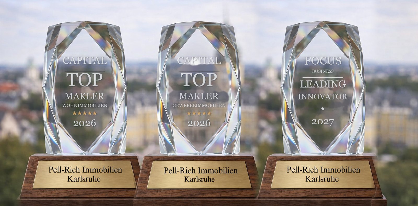 Drei Kristallpokale für Pell-Rich Immobilien Karlsruhe: Capital Top Makler 2026 Wohnimmobilien und Gewerbeimmobilien sowie FOCUS-Business Leading Innovator 2027 (KI-gestützt erstelltes Symbolbild)